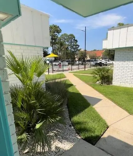 Getaway Steps Away From The Pool! Apartment *