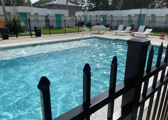 Getaway Steps Away From The Pool! Gulf Shores