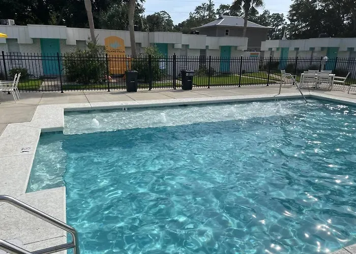 Getaway Steps Away From The Pool! Apartment *