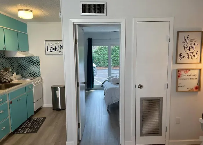 Getaway Steps Away From The Pool! Apartment