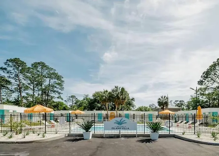 Apartment Getaway Steps Away From The Pool! *