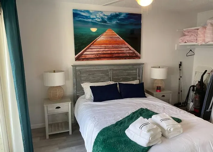 Getaway Steps Away From The Pool! Apartment
